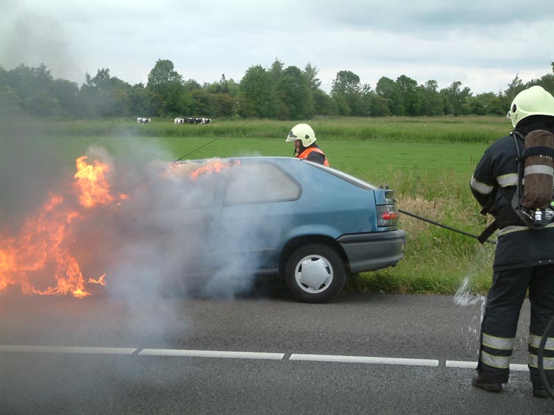 brandweer Putten heeft deze auto geblust en brandweer Nijkerk is afgepiept