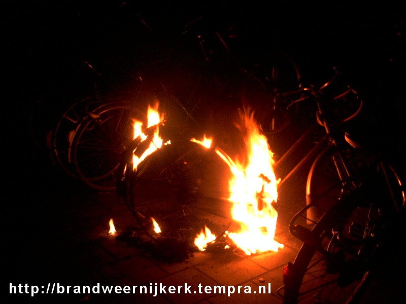 twee fietsen in de brand in de fietsenstalling