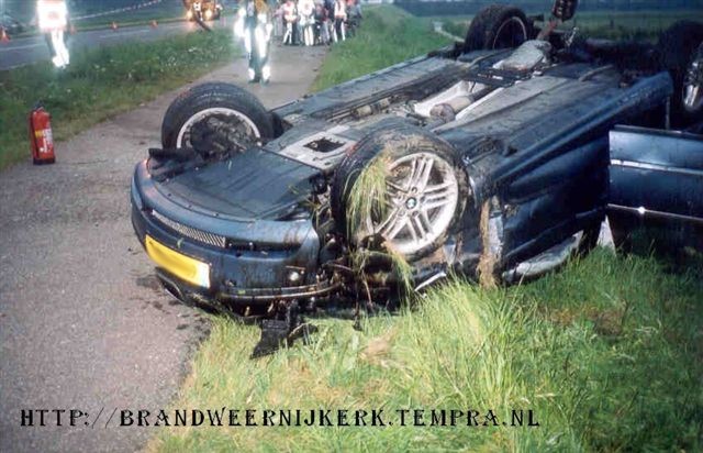 hier is te zien de totaal vernielde auto.