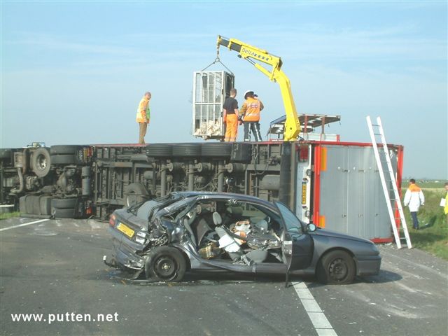 nadat de persoon uit de auto is gehaald met verwondingen kan er een begin worden gemaakt met het opruimen van de kippen