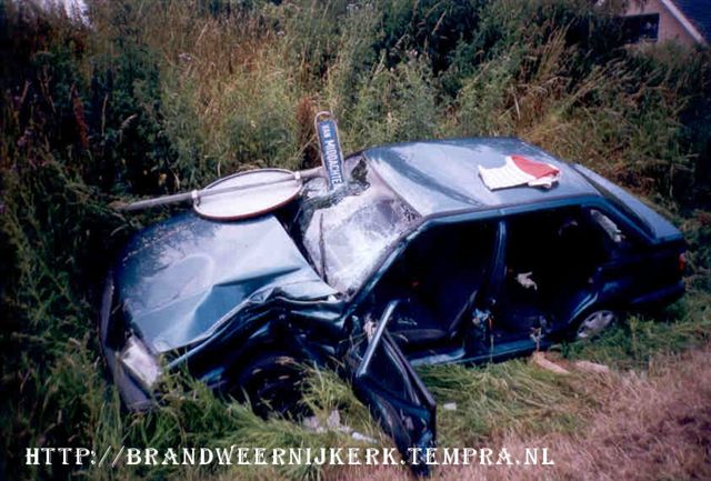 ongeval met beknelling de vrouw is lichtgewond afgevoerd naar het ziekenhuis, let ook eens op dat verkeersbord wat in het voorruit zit