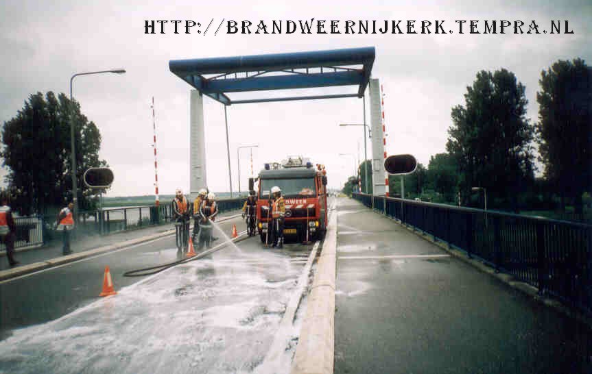 olie op de weg na een aanrijding met twee auto's