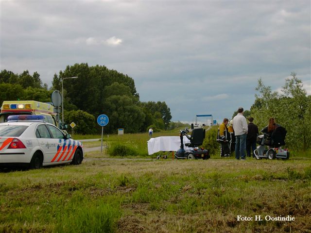 de persoon licht onder aan de dijk met lichte verwondingen nadat hij van zijn scootmobiel was gevallen