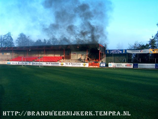 zwarte rookwolken boven het Sparta terrein
