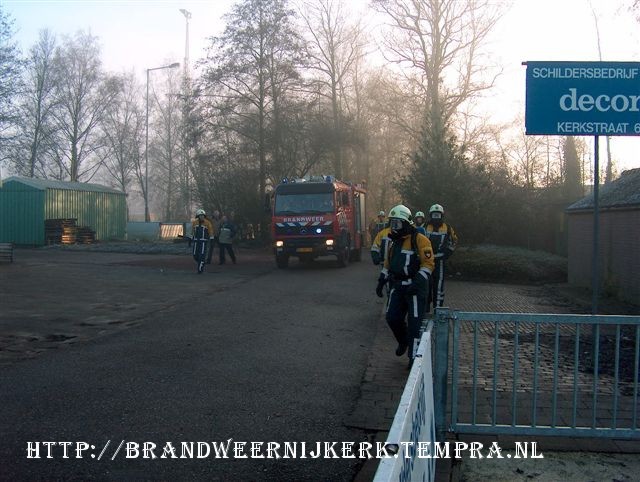 de eerste auto van de brandweer komt er aan met de manschappen