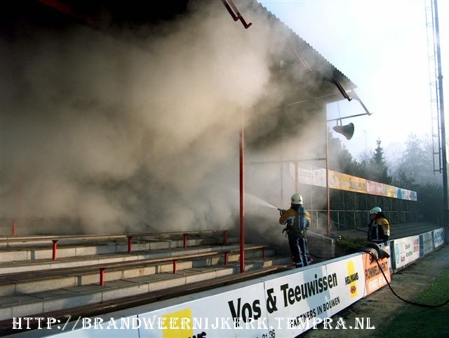 de blussing word overgenomen door de brandweer die 2000 liter water terbeschikking heeft