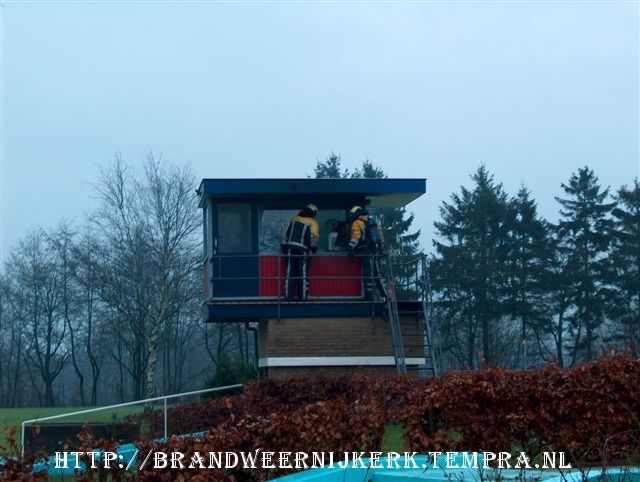 de brand is al grotendeels geblust door omstanders als de brandweer aankomt