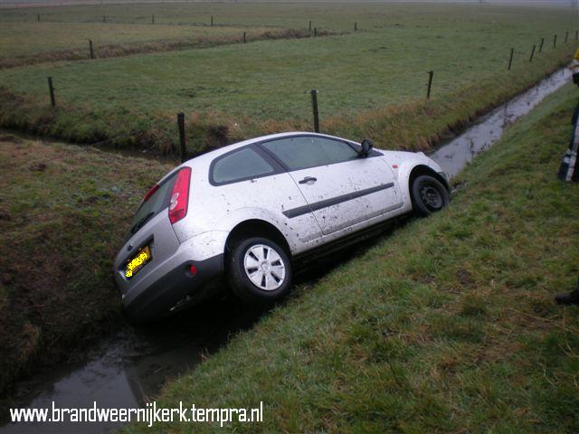 daar lig je dan op de kant in de sloot