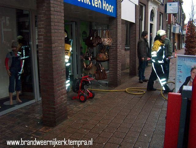 De ventilator blaast de rookrestanten uit het winkelpand